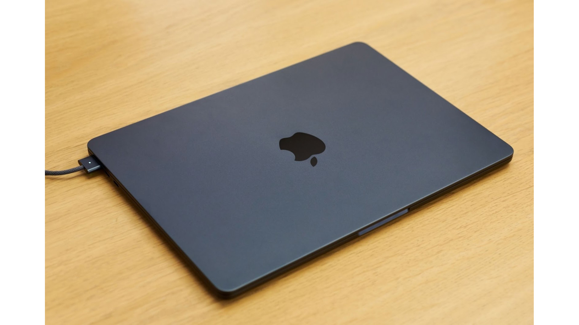 https://appleparts.io/image/cache/catalog/Blogs/MacBookAir15-Review/MacBookAir15-1920x1080.jpg